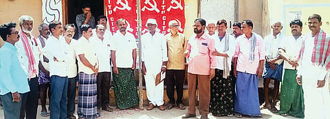 ತೋರಣಗಲ್‌ನಲ್ಲಿ ಕಾರ್ಮಿಕರ ದಿನಾಚರಣೆ ಕಾರ್ಯಕ್ರಮದಲ್ಲಿ ಸಿಐಟಿಯು ಜಿಲ್ಲಾ ಪ್ರ.ಕಾರ್ಯದರ್ಶಿ ಜೆ.ಎಂ.ಚನ್ನಬಸಯ್ಯ ಮಾತನಾಡಿದರು. ಕಟ್ಟಡ ಕಾರ್ಮಿಕರ ಸಂಘದ ಅಧ್ಯಕ್ಷ ವಿ.ದೇವಣ್ಣ, ಸಿಪಿಐ(ಎಂ) ತಾಲೂಕು ಕಾರ್ಯದರ್ಶಿ ಎ.ಸ್ವಾಮಿ, ಪ್ರಾಂತ ರೈತ ಸಂಘದ ತಾಲೂಕು ಅಧ್ಯಕ್ಷ ಪಂಪನಗೌಡ ಇತರರಿದ್ದರು. 