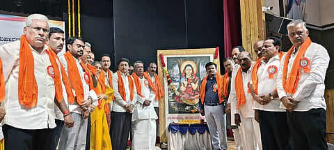 ರಾಯಚೂರಿನ ಪಂ.ಸಿದ್ಧರಾಮ ಜಂಬಲದಿನ್ನಿ ರಂಗಮಂದಿರದಲ್ಲಿ ಆಯೋಜಿಸಿದ್ದ ಹೇಮರಡ್ಡಿ ಮಲ್ಲಮ್ಮ ಜಯಂತಿ ಕಾರ್ಯಕ್ರಮದಲ್ಲಿ ಭಾವಚಿತ್ರಕ್ಕೆ ಗಣ್ಯರು ಪುಷ್ಪನಮನ ಸಲ್ಲಿಸಿದರು. ತಹಸೀಲ್ದಾರ್ ಸುರೇಶ ವರ್ಮ, ಮುಖಂಡರಾದ ಬಸನಗೌಡ ಬ್ಯಾಗವಾಟ್, ಸಿ.ಎಸ್.ಪಾಟೀಲ್, ಶರಣುಭೂಪಾಲ ನಾಡಗೌಡ, ಶರಣಬಸವ ಜೋಳದಡಗಿ, ಸಿದ್ದನಗೌಡ ಸಾನಬಾಳ ಇತರರಿದ್ದರು.