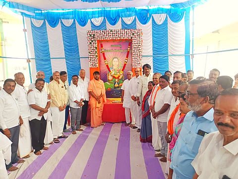 ಸಿರವಾರದಲ್ಲಿ ಹೇಮರಡ್ಡಿ ಮಲ್ಲಮ್ಮ ಜಯಂತಿ ಆಚರಿಸಲಾಯಿತು. ನವಲಕಲ್ ಬೃಹನ್ಮಠದ ಅಭಿನವ ಸೋಮನಾಥ ಶಿವಾಚಾರ್ಯರು, ಪಪಂ ಅಧ್ಯಕ್ಷ ವೈ.ಭೂಪನಗೌಡ, ಉಪಾಧ್ಯಕ್ಷೆ ಲಕ್ಷ್ಮೀ ಆದೆಪ್ಪ, ಚುಕ್ಕಿ ಸೂಗಪ್ಪ ಸಾಹುಕಾರ್, ಬ್ರಿಜೇಶ್ ಪಾಟೀಲ್ ಇತರರಿದ್ದರು.