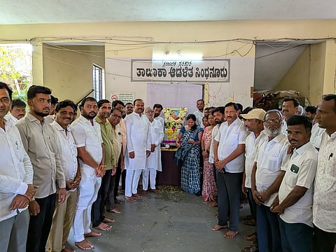 ಸಿಂಧನೂರಿನ ತಹಸಿಲ್ ಕಚೇರಿಯಲ್ಲಿ ಶನಿವಾರ ಶಿವಶರಣೆ ಹೇಮರಡ್ಡಿ ಮಲ್ಲಮ್ಮ ಜಯಂತಿ ಆಚರಿಸಲಾಯಿತು. ಮಾಜಿ ಸಚಿವ ವೆಂಕಟರಾವ ನಾಡಗೌಡ, ಎಂಎಲ್ಸಿ ಬಸನಗೌಡ ಬಾದರ್ಲಿ, ಪಿಕಾರ್ಡ್ ಬ್ಯಾಂಕ್ ಅಧ್ಯಕ್ಷ ಎಂ.ದೊಡ್ಡಬಸವರಾಜ, ಪ್ರಭಾರ ತಹಸೀಲ್ದಾರ್ ಶ್ರುತಿ, ರಡ್ಡಿ ಸಂಕ್ಷೇಮ ಸಂಘದ ಅಧ್ಯಕ್ಷ ಸತ್ಯನಗೌಡ ಒಳಬಳ್ಳಾರಿ ಇತರರಿದ್ದರು.