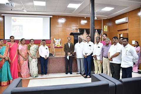 ರಾಯಚೂರಿನ ಆದಿಕವಿ ಶ್ರೀ ಮಹರ್ಷಿ ವಾಲ್ಮೀಕಿ ವಿವಿಯಲ್ಲಿ ಹೇಮರಡ್ಡಿ ಮಲ್ಲಮ್ಮ ಜಯಂತಿ ಆಚರಿಸಲಾಯಿತು. ವಿವಿ ಪ್ರಭಾರ ಕುಲಪತಿ ಡಾ.ಸುಯಮೀಂದ್ರ ಕುಲಕರ್ಣಿ, ಕುಲಸಚಿವ ಡಾ.ವಿ.ಶಂಕರ್, ಪ್ರೊ.ಜ್ಯೋತಿ ದಮ್ಮ ಪ್ರಕಾಶ್, ಉಪಕುಲಸಚಿವ ಡಾ.ಕೆ.ವೆಂಕಟೇಶ್, ಪ್ರೊ.ಪಿ.ಭಾಸ್ಕರ್ ಇತರರಿದ್ದರು.