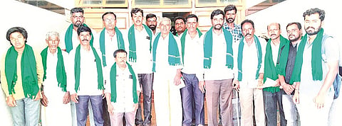 ಹನೂರಿನಲ್ಲಿ ರೈತ ಸಂಘದ (ಹಸಿರು ಸೇನೆ) ತಾಲೂಕು ಘಟಕಕ್ಕೆ ನೂತನ ಪದಾಧಿಕಾರಿಗಳನ್ನು ಆಯ್ಕೆ ಮಾಡಲಾಯಿತು. ಗೌಡಳ್ಳಿ ಸೋಮಣ್ಣ, ಮಹದೇವ ಪ್ರಭುಸ್ವಾಮಿ, ಚಿಕ್ಕರಾಜು, ಪವನ್, ಬಸವರಾಜು ಇತರರು ಇದ್ದರು. 