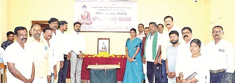 ಕೊಳ್ಳೇಗಾಲದ ಎಸಿ ಕಚೇರಿ ಸಭಾಂಗಣದಲ್ಲಿ ಬುದ್ಧ ಜಯಂತಿ ಆಚರಿಸಲಾಯಿತು. ಮಹೇಶ್, ಬಸವರಾಜು, ಮಂಜುಳಾ, ಸುರೇಂದ್ರ, ಕಿರಣ್, ಪಾಪಣ್ಣ, ರಾಜೇಶ್‌ಇದ್ದರು.