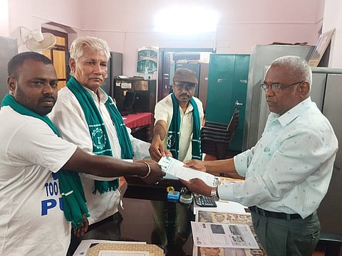 ರೈತ ಮುಖಂಡರು ಕೊಳ್ಳೇಗಾಲದಲ್ಲಿ ಉಪ ಅರಣ್ಯ ಸಂರಕ್ಷಣಾಧಿಕಾರಿಗೆ ಮನವಿ ಪತ್ರ ಸಲ್ಲಿಸಿದರು. ಗೌಡೇಗೌಡ, ಶಿವಮಲ್ಲು, ಪೆರಿಯನಾ ಯಗಂ ಇದ್ದರು.