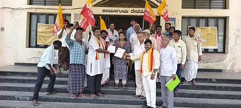 ದೇವದುರ್ಗದಲ್ಲಿ ಗ್ರೇಡ್-2 ತಹಸೀಲ್ದಾರ್ ಸತ್ಯಮ್ಮಗೆ ಏಮ್ಸ್ ಹೋರಾಟ ಸಮಿತಿ ತಾಲೂಕು ಘಟಕ ಮನವಿ ಸಲ್ಲಿಸಿತು. ತಾಲೂಕು ಸಂಚಾಲಕ ಎಚ್.ಶಿವರಾಜ, ಪ್ರಮುಖರಾದ ಶಿವರಾಜ ರುದ್ರಾಕ್ಷಿ, ರಾಚಣ್ಣ ಟೇಲರ್, ಇಕ್ಬಾಲ್‌ಸಾಬ್ ಅರಕೇರಾ, ವೆಂಕಟರೆಡ್ಡಿ ಅಳ್ಳುಂಡಿ, ಮಲ್ಲಯ್ಯ ಸ್ವಾಮಿ ಕ್ವಾಟಿ, ಮಲ್ಲಪ್ಪ ಪೂಜಾರಿ, ಶಿವಪುತ್ರ ಉಪ್ಪಾರ ಇತರರಿದ್ದರು.