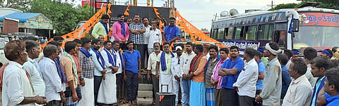 ಹಗರಿಬೊಮ್ಮನಹಳ್ಳಿಯಲ್ಲಿ ಒಳ ಮೀಸಲಾತಿ ಹೋರಾಟ ಕ್ರಾಂತಿಕಾರಿ ರಥಯಾತ್ರೆಯಲ್ಲಿ ಡಾ.ಬಿ.ಆರ್.ಅಂಬೇಡ್ಕರ್ ಸಂಘದ ತಾಲೂಕು ಅಧ್ಯಕ್ಷ ಗದ್ದಿಕೆರೆ ದೊಡ್ಡಬಸಪ್ಪ ಮಾತನಾಡಿದರು. ಹೋರಾಟಗಾರ ಬಿ.ಆರ್.ಭಾಸ್ಕರ ಪ್ರಸಾದ, ಅಂಬೇಡ್ಕರ್ ಸೇನೆ ಜಿಲ್ಲಾ ಸಂಚಾಲಕ ಮಂಜುನಾಥ ಬ್ಯಾಲಾಳ, ಛಲವಾದಿ ಮಹಾಸಭಾ ತಾಲೂಕು ಅಧ್ಯಕ್ಷ ಕಹಳೆ ಬಸವರಾಜ ಇತರರಿದ್ದರು.