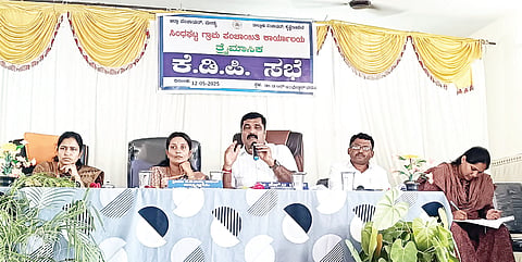 ಕೆ.ಆರ್.ಪೇಟೆ ತಾಲೂಕು ಶೀಳನೆರೆ ಹೋಬಳಿಯ ಸಿಂಧಘಟ್ಟ ಗ್ರಾಮ ಪಂಚಾಯಿತಿ ಆವರಣದಲ್ಲಿ ಏರ್ಪಡಿಸಿದ್ದ ಕೆಡಿಪಿ ಸಭೆಯಲ್ಲಿ ಶಾಸಕ ಎಚ್.ಟಿ.ಮಂಜು ಪಾಲ್ಗೊಂಡಿರುವುದು.