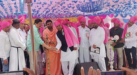ಕೂಡ್ಲಿಗಿ ಹೊರವಲಯದ ಕಾವೇರಿ ನಗರದ ಬಳಿ ರಾಜ್ಯ ಮುಸ್ಲಿಂ ಸಂಘದ ಕೇಂದ್ರ ಕಚೇರಿ ಉದ್ಘಾಟನಾ ಕಾರ್ಯಕ್ರಮವನ್ನು ಸಂಘದ ರಾಜ್ಯಾಧ್ಯಕ್ಷ ಎಲ್.ಎಸ್.ಬಷೀರ್ ಸಾಹೇಬ್ ಉದ್ಘಾಟಿಸಿದರು. ಕೂಡ್ಲಿಗಿ ಹಿರೇಮಠದ ಪ್ರಶಾಂತ ಸಾಗರ ಶಿವಾಚಾರ್ಯರು, ಕಾಂಗ್ರೆಸ್ ಸಮಿತಿ ಜಿಲ್ಲಾಧ್ಯಕ್ಷ ಸಿರಾಜ್ ಶೇಕ್, ಕ್ರಾಂತಿಕಾರಿ ಕವಿ ಹಜರತ್ ಅಬ್ದುಲ್ ಕರೀಮ್ ಹಾಶೀಮ್ ಪೀರ್ ದೇಸಾಯಿ, ಕನ್ನಡ ಸೇನೆ ರಾಜ್ಯಧ್ಯಕ್ಷ ಕೆ.ಆರ್.ಕುಮಾರ್, ಪ್ರಮುಖರಾದ ಡೆವಿಡ್ ಫಾದರ್, ಗಂಗಾವತಿಯ ಬಾಬಾಖಾನ್ ಸಾಹೇಬ್, ಮಾದಿಹಳ್ಳಿ ನಜೀರ್ ಇತರರಿದ್ದರು.