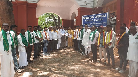 ಲಿಂಗಸುಗೂರು ಎಸಿ ಕಚೇರಿ ಎಫ್‌ಡಿಸಿ ಅನುಪಮಾ ಸಿಂಗ್‌ಗೆ ಏಮ್ಸ್ ಹೋರಾಟ ಸಮಿತಿಯಿಂದ ಮನವಿ ಸಲ್ಲಿಸಲಾಯಿತು. ಪ್ರಮುಖರಾದ ಡಿ.ಬಿ.ಸೋಮನಮರಡಿ, ಎಸ್.ಎಂ.ಕಾಡ್ಲೂರು, ಅಮರೇಶ ಗುಂಡಸಾಗರ, ರಾಜಾಸಾಬ, ಯಂಕಪ್ಪ ಚಿತ್ತಾಪುರ, ಬೋದು ನಾಯ್ಕ, ಯಲ್ಲಪ್ಪ ವಡ್ಡರ್, ಸಹದೇವಪ್ಪ ಈಚನಾಳ, ಬಸನಗೌಡ ಪಾಟೀಲ್, ಯಮನಪ್ಪ ಸರ್ಜಾಪುರ, ಶಂಕರಗೌಡ ಗುಂಡಸಾಗರ, ಮಲ್ಲನಗೌಡ ಇತರರಿದ್ದರು.