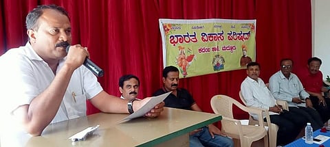 ಮದ್ದೂರು ಪಟ್ಟಣದ ಭಾರತ್ ವಿಕಾಸ್ ಪರಿಷತ್ ಭವನದಲ್ಲಿ ಆಯೋಜಿಸಿದ್ದ ಕಾರ್ಮಿಕ ದಿನಾಚರಣೆ ಮತ್ತು ಪ್ರತಿಭಾ ಪುರಸ್ಕಾರ ಕಾರ್ಯಕ್ರಮಕ್ಕೆ ಶಾಸಕ ಕೆ.ವಿವೇಕಾನಂದ ಚಾಲನೆ ನೀಡಿ ಮಾತನಾಡಿದರು. ಎ.ಎನ್.ಪ್ರಕಾಶ್‌ಗೌಡ, ಡಿ.ಪಿ.ಸ್ವಾಮಿ, ಎಂ.ಮಹಾಲಿಂಗಯ್ಯ, ಪಣ್ಣೆದೊಡ್ಡಿ ಹರ್ಷ, ಎಲ್.ಚಂದ್ರಶೇಖರ್ ಇದ್ದರು.