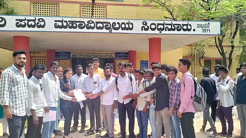 ಸಿಂಧನೂರಿನಲ್ಲಿ ಸರ್ಕಾರಿ ಪದವಿ ಕಾಲೇಜಿನ ಪ್ರಾಚಾರ್ಯ ಶಿವಯ್ಯಗೆ ದಲಿತ ವಿದ್ಯಾರ್ಥಿ ಪರಿಷತ್ ತಾಲೂಕು ಸಮಿತಿ ಮನವಿ ಸಲ್ಲಿಸಿತು. ತಾಲೂಕು ಅಧ್ಯಕ್ಷ ದುರುಗೇಶ ಕಲ್ಮಂಗಿ,ಚನ್ನಬಸವ ಯಾಪಲಪರ್ವಿ, ಶರಣಬಸವ ಕಲ್ಮಂಗಿ, ಉಮೇಶ ಕಲ್ಮಂಗಿ ಇತರರಿದ್ದರು.