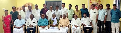 ಹಗರಿಬೊಮ್ಮನಹಳ್ಳಿಯಲ್ಲಿ ಪಂಚಮಸಾಲಿ ಸಮುದಾಯದ ಪ್ರತಿಭಾ ಪುರಸ್ಕಾರ ಕಾರ್ಯಕ್ರಮದ ಪೂರ್ವಭಾವಿ ಸಭೆ ನಡೆಯಿತು. ಸಂಘದ ರಾಜ್ಯ ಗೌರವ ಅಧ್ಯಕ್ಷ ಬಾವಿ ಬೆಟ್ಟಪ್ಪ, ತಾಲೂಕು ಅಧ್ಯಕ್ಷ ಮಂಜುನಾಥಗೌಡ್ರು, ನಿಕಟಪೂರ್ವ ಅಧ್ಯಕ್ಷ ಅಕ್ಕಿ ಶಿವಣ್ಣ, ಉಪಾಧ್ಯಕ್ಷ ಜ್ಯೋತೆಪ್ಪ, ಜಿಲ್ಲಾ ಪ್ರಧಾನ ಕಾರ್ಯದರ್ಶಿ ಗುರುಬಸವರಾಜ ಸೊನ್ನದ್, ಹನಸಿ ಸಿದ್ದೇಶ ಇತರರಿದ್ದರು.