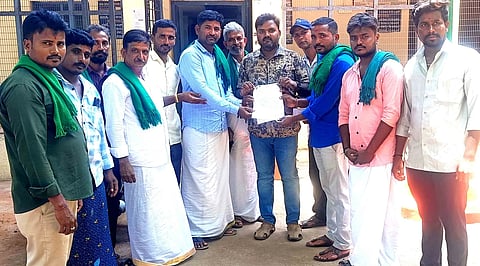 ಕಂಪ್ಲಿ ಜೆಸ್ಕಾಂ ಎಇ ವಿನೋದ್‌ಕುಮಾರ್ ಬ್ಯಾಲಾಳ್‌ಗೆ ಅಖಿಲ ಕರ್ನಾಟಕ ಕಿಸಾನ್ ಜಾಗೃತಿ ಸಂಘದ ಪದಾಧಿಕಾರಿಗಳು ಮನವಿ ಸಲ್ಲಿಸಿದರು. ಜಿಲ್ಲಾಧ್ಯಕ್ಷ ಬಿ.ಗಂಗಾಧರ, ಸಂಘದ ಗೌರವಾಧ್ಯಕ್ಷ ಬಿ.ಹನುಮಂತಪ್ಪ, ಉಪಾಧ್ಯಕ್ಷ ಲಕ್ಷ್ಮೀರೆಡ್ಡಿ, ನಂ.10ಮುದ್ದಾಪುರ ಘಟಕದ ಅಧ್ಯಕ್ಷ ಬಿ.ಶಂಕರ್, ಉಪಾಧ್ಯಕ್ಷ ನೀಲಪ್ಪ ಭೋವಿ ಇತರರಿದ್ದರು.