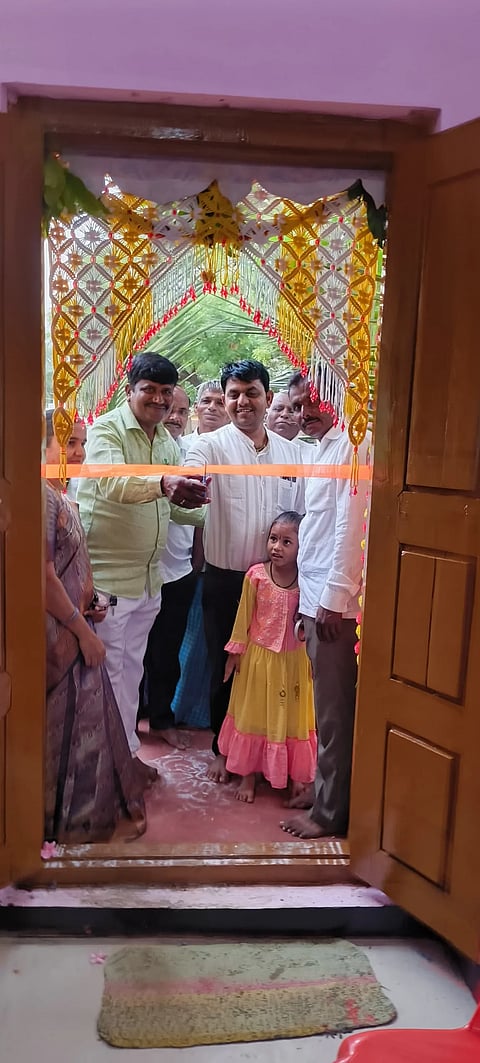 ಯಲಬುರ್ಗಾ ತಾಲೂಕಿನ ಮಲಕಸಮುದ್ರ ಗ್ರಾಮದ 1ನೇ ಅಂಗನವಾಡಿ ಕಟ್ಟಡವನ್ನು ಸಿಡಿಪಿಒ ಬೆಟದೇಶ ಮಾಳೇಕೊಪ್ಪ ಉದ್ಘಾಟಿಸಿದರು. ಗ್ರಾಪಂ ಅಧ್ಯಕ್ಷ ಶರಣಕುಮಾರ್ ಅಮರಗಟ್ಟಿ, ಸದಸ್ಯ ಉಮೇಶ ವಡ್ಡರ ಇತರರಿದ್ದರು.
