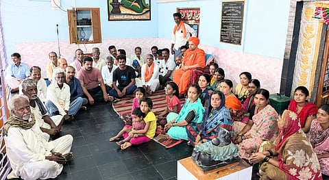 ಅಳವಂಡಿ ಸಮೀಪದ ಘಟ್ಟಿರಡ್ಡಿಹಾಳ ಗ್ರಾಮದಲ್ಲಿ ಹಮ್ಮಿಕೊಂಡಿದ್ದ ಕೊಪ್ಪಳ ತಾಲೂಕು ಮಟ್ಟದ ಹೇಮರಡ್ಡಿ ಮಲ್ಲಮ್ಮ ಜಯಂತಿ ಆಚರಣೆ ಕುರಿತ ಪೂರ್ವಭಾವಿ ಸಭೆಯಲ್ಲಿ ಶ್ರೀ ಹಿರೇಶಾಂತವೀರ ಸ್ವಾಮೀಜಿ ಮಾತನಾಡಿದರು. ಪ್ರಮುಖರಾದ ಮಹೇಶ ಡಂಬಳ, ರವೀಂದ್ರ ಸಂಗರಡ್ಡಿ, ಅಂದಪ್ಪ ಮಾಸ್ತರ, ಶರಣಪ್ಪಗೌಡ ಪಾಟೀಲ, ಮಲ್ಲಿಕಾರ್ಜುನ ಸಂಗರಡ್ಡಿ, ಸಿದ್ದಪ್ಪ ಡಂಬಳ, ಶಿವನಗೌಡ ಅಲ್ಲಿಪುರ ಇತರರಿದ್ದರು.