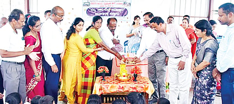 ಕಾರ್ಕಹಳ್ಳಿ ಗ್ರಾಮದ ಸರಕಾರಿ ಹಿರಿಯ ಪ್ರಾಥಮಿಕ ಶಾಲಾ ಆವರಣದಲ್ಲಿ ಆಯೋಜಿಸಿದ್ದ ನಮ್ಮ ಶಾಲೆ-ನಮ್ಮ ಜವಾಬ್ದಾರಿ ಕಾರ್ಯಕ್ರಮವನ್ನು ಬಿಇಒ ಎಸ್.ಬಿ. ಧನಂಜಯ್ ಉದ್ಘಾಟಿಸಿದರು. ಶಿವಮ್ಮ, ಮಹೇಶ್, ಲೋಕೇಶ್, ಅಭಿಷೇಕ್, ಸುನೀಲ್, ಪ್ರದೀಪ್ ಇತರರು ಇದ್ದರು.