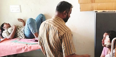 ಹನೂರಿನ ಸರ್ಕಾರಿ ಆಸ್ಪತ್ರೆಯಲ್ಲಿ ಗಾಯಾಳುಗಳು ಪ್ರಥಮ ಚಿಕಿತ್ಸೆ ಪಡೆಯುತ್ತಿರುವುದು.