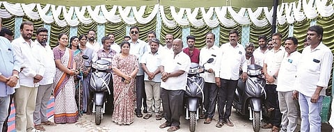 ಕೊಳ್ಳೇಗಾಲದಲ್ಲಿ ಶಾಸಕ ಎ.ಆರ್.ಕೃಷ್ಣಮೂರ್ತಿ ಅಂಗವಿಕಲರಿಗೆ ತ್ರಿಚಕ್ರ ವಾಹನ ವಿತರಣೆ ಮಾಡಿದರು. ರೇಖಾ, ಎ.ಪಿ.ಶಂಕರ್, ಪರಶಿವಯ್ಯ, ಮಂ ಜುನಾಥ್, ಪ್ರಕಾಶ್, ಭಾಗ್ಯ, ಕವಿತಾ ಇತರರು ಇದ್ದರು.