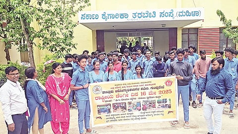 ಗುಂಡ್ಲುಪೇಟೆ ಪಟ್ಟಣದ ಐಟಿಐ ಕಾಲೇಜಿನಲ್ಲಿ ಆರೋಗ್ಯ ಇಲಾಖೆ ವತಿಯಿಂದ ಜಾಗೃತಿ ಜಾಥಾ ಆಯೋಜಿಸಲಾಗಿತ್ತು.
