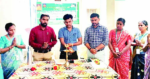ಸಿರಗುಪ್ಪದ ಶ್ರೀಕ್ಷೇತ್ರ ಧರ್ಮಸ್ಥಳ ಗ್ರಾಮೀಣಾಭಿವೃದ್ಧಿ ಯೋಜನೆ ಕಚೇರಿಯಲ್ಲಿ ಸೇವಾಪ್ರತಿನಿಧಿಗಳ ತರಬೇತಿ ಕಾರ್ಯಾಗಾರವನ್ನು ಕ್ಷೇತ್ರ ಯೋಜನಾಧಿಕಾರಿ ಸುಧೀರ್ ಹಂಗಳೂರು ಉದ್ಘಾಟಿಸಿದರು. ಜಿಲ್ಲಾ ಯೋಜನಾಧಿಕಾರಿ ಬಸವರಾಜ ಒಡೆಯರ್, ವಿಮಾ ಸಮನ್ವಯಾಧಿಕಾರಿ ಮಹಮ್ಮದ ಅಲಿ ಇತರರಿದ್ದರು.