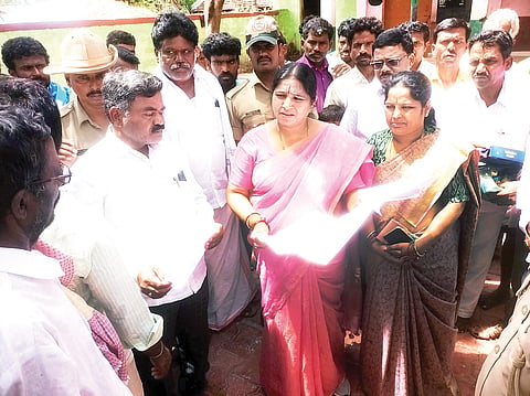 ಸಂಡೂರು ತಾಲೂಕಿನ ಬೊಮ್ಮಾಘಟ್ಟ ಗೊಲ್ಲರಹಟ್ಟಿಯಲ್ಲಿ ಶಾಸಕಿ ಅನ್ನಪೂರ್ಣಾ ತುಕಾರಾಮ್ ಸಾರ್ವಜನಿಕರಿಂದ ಅಹವಾಲು ಸ್ವೀಕರಿಸಿದರು. ಗ್ರಾಪಂ ಅಧ್ಯಕ್ಷ ಹನುಮಂತ, ತಾಪಂ ಇಒ ಮಡಗಿನ ಬಸಪ್ಪ, ಕ್ಷೇತ್ರ ಶಿಕ್ಷಣಾಧಿಕಾರಿ ಡಾ.ಐ.ಆರ್.ಅಕ್ಕಿ, ಪಿಡಬ್ಯುಡಿ ಎಇಇ ಕೃಷ್ಣಾನಾಯ್ಕಾ ಇತರರಿದ್ದರು.