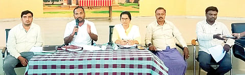 ಕುರುಗೋಡು ತಾಲೂಕು ಆಡಳಿತ ಕಚೇರಿಯಲ್ಲಿ ಹಮ್ಮಿಕೊಂಡಿದ್ದ ನರ್ಸರಿ ಮಾಲೀಕರು ಹಾಗೂ ರೈತರ ಸಭೆಯಲ್ಲಿ ತಹಸೀಲ್ದಾರ್ ನರಸಪ್ಪ ಮಾತನಾಡಿದರು.ಉಪ ತಹಸೀಲ್ದಾರ್ ವಿಜಯ ಕುಮಾರ್, ತೋಟಗಾರಿಕೆ ಇಲಾಖೆ ಸಹಾಯಕ ನಿರ್ದೇಶಕಿ ರತ್ನಪ್ರಿಯಾ ಆರ್.ಎರಗಲ್, ಕರ್ನಾಟಕ ಪ್ರಾಂತ ರೈತ ಸಂಘದ ಜಿಲ್ಲಾ ಅಧ್ಯಕ್ಷ ವಿ.ಎಸ್.ಶಿವಶಂಕರ್, ಇತರರಿದ್ದರು.