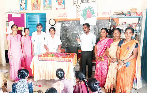 ಅಳವಂಡಿ ಸಮೀಪದ ಹಟ್ಟಿ ಗ್ರಾಮದಲ್ಲಿ ಹಮ್ಮಿಕೊಂಡಿದ್ದ ರಾಷ್ಟ್ರೀಯ ಡೆಂೆ ದಿನ ಕಾರ್ಯಕ್ರಮದಲ್ಲಿ ಆರೋಗ್ಯ ನಿರೀಕ್ಷಣಾಧಿಕಾರಿ ಗವಿಸಿದ್ದಪ್ಪ ಗೊಂದಿಹೊಸಳ್ಳಿ ಮಾತನಾಡಿದರು. ಪ್ರಾಥಮಿಕ ಆರೋಗ್ಯ ಸುರಕ್ಷತಾಧಿಕಾರಿ ಯಲ್ಲಮ್ಮ, ಸಮುದಾಯ ಆರೋಗ್ಯ ಅಧಿಕಾರಿ ಆಸ್ಮಾ, ಆಶಾ ಕಾರ್ಯಕರ್ತೆಯರಾದ ಉಮಾ, ಅನ್ನಪೂರ್ಣಾ, ಅಂಗನವಾಡಿ ಕಾರ್ಯಕರ್ತೆಯರಾದ ರೇಣುಕಾ, ನಾಗಮ್ಮ, ಕಮಲಾ ಇತರರಿದ್ದರು.
