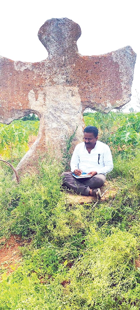 ಕಾನಹೊಸಹಳ್ಳಿ ಸಮೀಪದ ಕುಮತಿ ಗ್ರಾಮದ ಬಳಿಯಿರುವ ಪ್ರಾಚೀನ ಮಾನವನಾಕೃತಿ ಶಿಲ್ಪಗಳ ಮುಂದೆ ಕುಳಿತು ಕೂಡ್ಲಿಗಿ ಅಂಚೆ ಪಾಲಕ ಕೊಟ್ರೇಶ್ ಮುಖ್ಯಮಂತ್ರಿ ಹಾಗೂ ಕರ್ನಾಟಕ ಪುರಾತತ್ವ ಇಲಾಖೆ ನಿರ್ದೇಶಕಗೆ ಪತ್ರ ಬರೆದರು.
