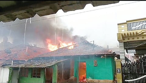 ಮನೆ ಬೆಂಕಿಗಾಹುತಿ