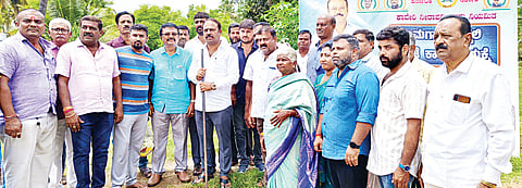 ಮದ್ದೂರು ತಾಲೂಕಿನ ಚನ್ನಸಂದ್ರ ಗ್ರಾಮದಲ್ಲಿ 25 ಲಕ್ಷ ರೂ. ವೆಚ್ಚದ ರಸ್ತೆ ಅಭಿವೃದ್ಧಿ ಕಾಮಗಾರಿಗೆ ಶಾಸಕ ಕೆ.ಎಂ.ಉದಯ ಚಾಲನೆ ನೀಡಿದರು. ಸ್ವರೂಪ್, ಜವನಮ್ಮ, ಯೋಗೇಶ್, ಪಿ.ರಾಘವ, ಸುರೇಶ್, ಪ್ರತಾಪ್, ಚಂದ್ರಣ್ಣ ಇದ್ದರು.