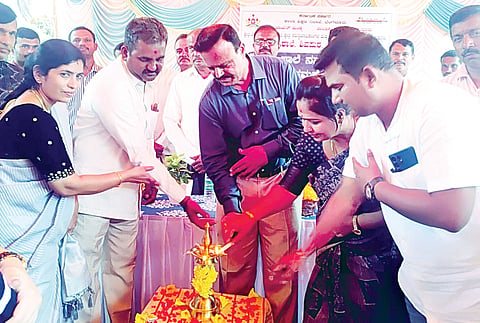 ಮದ್ದೂರು ಪಟ್ಟಣದ ಶಿವಪುರದ ಸರ್ಕಾರಿ ಹಿರಿಯ ಪ್ರಾಥಮಿಕ ಶಾಲೆಯಲ್ಲಿ ಹಮ್ಮಿಕೊಂಡಿದ್ದ ನನ್ನ ಶಾಲೆ ನನ್ನ ಜವಾಬ್ದಾರಿ ಕಾರ್ಯಕ್ರಮವನ್ನು ಬಿಇಒ ಧನಂಜಯ ಉದ್ಘಾಟಿಸಿದರು. ರಾಜೇಶ್ವರಿ, ಎಸ್.ಆರ್.ಶಿವಕುಮಾರ್, ಲೋಕೇಶ್, ಕೀರ್ತಿಕುಮಾರ್, ಮಹಾದೇಶ್ ಇತರರು ಇದ್ದರು.