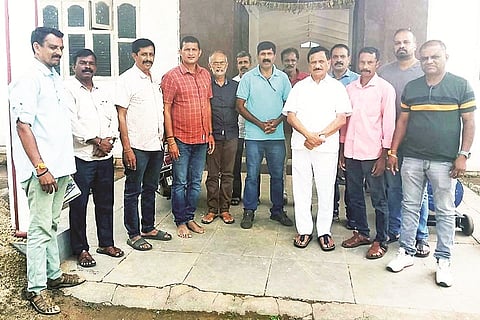 ನಾಪೋಕ್ಲುವಿನ ಭಗವತಿ ದೇವಾಲಯದ ಸಮುದಾಯ ಭವನದಲ್ಲಿ ಆಯೋಜಿಸಿದ್ದ ಪೂರ್ವಭಾವಿಯಲ್ಲಿ ಸ್ಥಳೀಯ ಮುಖಂಡರು ಪಾಲ್ಗೊಂಡಿದ್ದರು.