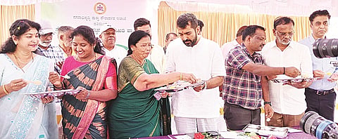 ಸೋಮವಾರಪೇಟೆಯಲ್ಲಿ ಇಂದಿರಾ ಕ್ಯಾಂಟೀನ್ ಅನ್ನು ಶಾಸಕ ಡಾ.ಮಂತರ್‌ಗೌಡ ಮತ್ತು ಅತಿಥಿಗಳು ವೇದಿಕೆಯಲ್ಲಿ ತಿಂಡಿ ತಿನ್ನುವ ಮೂಲಕ ಉದ್ಘಾಟಿಸಿದರು. ಜಯಂತಿ, ಮೋಹಿನಿ, ಮಹೇಶ್, ಕೃಷ್ಣಮೂರ್ತಿ ಇದ್ದರು.