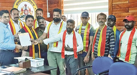 ಸೋಮವಾರಪೇಟೆ ತಾಲೂಕಿನ ಇನಕನಹಳ್ಳಿ ಗ್ರಾಮದ ನೇತಾಜಿ ನಗರದ ಕುಡಿಯುವ ನೀರಿನ ಸಮಸ್ಯೆ ಬಗೆಹರಿಸುವಂತೆ ಆಗ್ರಹಿಸಿ ಕರವೇ ಪದಾಧಿಕಾರಿಗಳು ತಾಲೂಕು ಪಂಚಾಯಿತಿ ಕಾರ್ಯನಿರ್ವಣಾಧಿಕಾರಿ ಪರಮೇಶ್ ಅವರಿಗೆ ಮನವಿ ಪತ್ರ ಸಲ್ಲಿಸಿದರು. ದೀಪಕ್, ರೋಹಿತ್, ಮಂಜುನಾಥ್, ರವೀಶ್ ಇದ್ದರು.