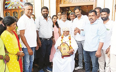 
ದಕ್ಷಿಣ ಕನ್ನಡ ಜಿಲ್ಲೆಯ ಕಳಂಜ ಗ್ರಾಮದ ಬಟಿಯಲ್ಲು ಸೆಂಟ್ ಸೆಬಾಸ್ಟಿನ್ ದೇವಾಲಯಕ್ಕೆ ವರ್ಗಾವಣೆಗೊಂಡ ರೆ.ಫಾ.ಸಬಾಸ್ಟಿನ್ ಪೂವತ್ತಗಲ್(ಸುನಿಲ್) ಅವರನ್ನು ಸ್ಥಳೀಯರು ಸನ್ಮಾನಿಸಿದರು.