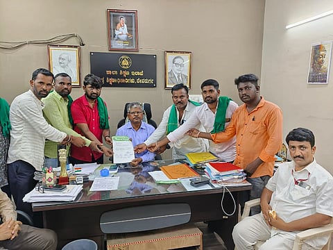 ದೇವದುರ್ಗದಲ್ಲಿ ಡಿಡಿಪಿಐ ಕೆ.ಡಿ.ಬಡಿಗೇರ್‌ಗೆ ರೈತ ಸಂಘ ಹಾಗೂ ಹಸಿರು ಸೇನೆ ಮನವಿ ಸಲ್ಲಿಸಿತು. ತಾಲೂಕು ಅಧ್ಯಕ್ಷ ಮರಿಲಿಂಗ ಪಾಟೀಲ್ ಗೌರಂಪೇಟೆ, ಪ್ರಮುಖರಾದ ತಿಮ್ಮನಗೌಡ ಗೌರಂಪೇಟೆ, ಮಲ್ಲೇಶ ನಾಯಕ, ರಮೇಶ ನಾಯಕ ಇತರರಿದ್ದರು.