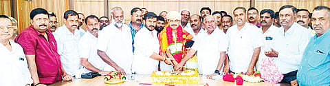  ಕೆ.ಆರ್.ನಗರದ ನವನಗರ ಬ್ಯಾಂಕ್ ಅಧ್ಯಕ್ಷ ಕೆ.ಎನ್.ಬಸಂತ್ ಅವರಿಗೆ ಹುಣಸೂರು ಶಾಸಕ ಜಿ.ಡಿ.ಹರೀಶ್‌ಗೌಡ, ವಿಧಾನ ಪರಿಷತ್ ಸದಸ್ಯ ಎಚ್.ವಿಶ್ವನಾಥ್ ಜನ್ಮದಿನದ ಶುಭ ಕೋರಿದರು. ಶಿವುನಾಯಕ್, ಕೆ.ಎಸ್.ಮಹೇಶ್, ಕೆ.ಎಲ್.ಜಗದೀಶ್, ಕೆ.ಪಿ.ಪ್ರಭುಶಂಕರ್, ನಟರಾಜು, ಸಂತೋಷ್‌ಗೌಡ ಇತರರಿದ್ದರು.