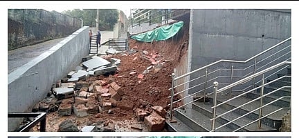 ಅಂಬೇಡ್ಕರ್ ಭವನ ಆವರಣದಲ್ಲಿರುವ ತಡೆಗೋಡೆ ಕುಸಿದು ಬಿದ್ದಿರುವುದು.