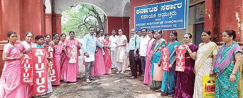 ಲಿಂಗಸುಗೂರು ಎಸಿ ಕಚೇರಿಯ ಎಫ್‌ಡಿಸಿ ಅನುಪಮಾ ಸಿಂಗ್‌ಗೆ ಎಐಯುಟಿಯುಸಿ, ಆಶಾ ಹಾಗೂ ಇತರ ಕಾರ್ಮಿಕರು ಮನವಿ ಸಲ್ಲಿಸಿದರು. ಪ್ರಮುಖರಾದ ಜಯಶ್ರೀ, ಜ್ಯೋತಿ ಲಕ್ಷ್ಮೀ, ಉದಾಸಮ್ಮ, ಗೌರಮ್ಮ, ರತ್ನಮ್ಮ, ಲಕ್ಷ್ಮೀ, ಸುಮಿತ್ರಾ, ರಾಜೇಶ್ವರಿ ಇತರರಿದ್ದರು.