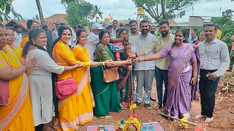 ಸೋಮವಾರಪೇಟೆ ಪಟ್ಟಣದ ಬಸವೇಶ್ವರ ರಸ್ತೆಯಲ್ಲಿ ಅಂಗನವಾಡಿ ಕಟ್ಟಡ ಕಾಮಗಾರಿಗೆ ಶಾಸಕ ಮಂತರ್ ಗೌಡ ಭೂಮಿ ನೆರವೇರಿಸಿದರು. ಜಯಂತಿ, ಮೋಹಿನಿ, ಮೃತ್ಯುಂಜಯ, ಶ್ರೀದೇವಿ ಇದ್ದರು.