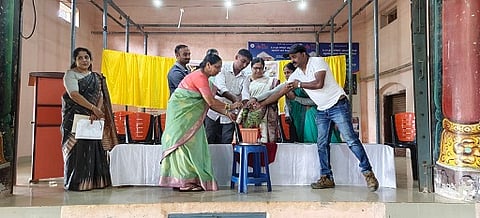 ಸೋಮವಾರಪೇಟೆಯ ಸರ್ಕಾರಿ ಮಾದರಿ ಹಿರಿಯ ಪ್ರಾಥಮಿಕ ಶಾಲೆಯಲ್ಲಿ ಆಯೋಜಿಸಿದ್ದ ನಮ್ಮ ಶಾಲೆ ನಮ್ಮ ಜವಾಬ್ದಾರಿ ಕಾರ್ಯಕ್ರಮವನ್ನು ಬಿಇಒ ಭಾಗ್ಯಮ್ಮ ಉದ್ಘಾಟಿಸಿದರು. ದಿನೇಶ್, ಹೇಮಂತ್, ಮಹೇಶ್, ಬೆಳ್ಳಿಯಪ್ಪ, ಉಮೇಶ್ ಇದ್ದರು.