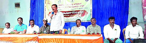 ಬಳ್ಳಾರಿ ತಾಲೂಕಿನ ಕಪ್ಪಗಲ್ ಗ್ರಾಮದಲ್ಲಿ ಶ್ರೀಮತಿ ಸರಳಾದೇವಿ ಸತೀಶ್ಚಂದ್ರ ಆಗರವಾಲ್ ಸರ್ಕಾರಿ ಪ್ರಥಮ ದರ್ಜೆ ಕಾಲೇಜಿನಿಂದ ಆಯೋಜಿಸಿದ್ದ ಎನ್ನೆಸ್ಸೆಸ್ ವಾರ್ಷಿಕ ವಿಶೇಷ ಶಿಬಿರದಲ್ಲಿ ಪ್ರಾಚಾರ್ಯ ಡಾ.ಸೋಮನಾಥ ಮಾತನಾಡಿದರು. ಪ್ರಾಧ್ಯಾಪಕರಾದ ಡಾ.ಎಚ್.ಎಂ.ಚನ್ನಬಸವಯ್ಯ, ಡಾ.ಮಂಜುನಾಥ, ಡಾ.ಪಂಚಾಕ್ಷರಿ, ಪಂಪನಗೌಡ, ಕೆ.ಬಸಪ್ಪ, ವೀರೇಶಯ್ಯ ಸ್ವಾಮಿ, ಎಸ್‌ಡಿಎಂಸಿ ಅಧ್ಯಕ್ಷ ನಾಗೇಂದ್ರ, ಉಪಾಧ್ಯಕ್ಷ ಪಂಪಾಪತಿ ಇತರರಿದ್ದರು.