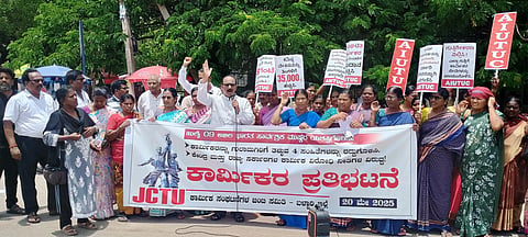 ಬಳ್ಳಾರಿ ಡಿಸಿ ಕಚೇರಿ ಮುಂದೆ ಕಾರ್ಮಿಕ ಸಂಘಟನೆಗಳ ಜಂಟಿ ಸಮಿತಿಯಿಂದ ಪ್ರತಿಭಟನೆ ನಡೆಸಲಾಯಿತು. ವಿವಿಧ ಸಂಘಟನೆಗಳ ಪ್ರಮುಖರಾದ ಸತ್ಯಬಾಬು, ಟಿ.ಜಿ.ವಿಠ್ಠಲ್, ಸೂರ್ಯನಾರಾಯಣ, ಶಾಂತಾ, ಚೇತನ್, ಪಾರ್ವತಮ್ಮ, ಜಯಮ್ಮ, ನಾಗಮ್ಮ, ಲಕ್ಷ್ಮೀದೇವಿ, ರಮಾದೇವಿ ಇತರರಿದ್ದರು.