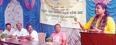 ಕುರುಗೋಡಿನ ಕಲ್ಲುಕಂಬ ಗ್ರಾಮದಲ್ಲಿ ಸರ್ಕಾರಿ ಪ್ರಥಮ ದರ್ಜೆ ಕಾಲೇಜಿನ ರಾಷ್ಟ್ರೀಯ ಸೇವಾ ಯೋಜನೆ ಶಿಬಿರದಲ್ಲಿ ತಾಲೂಕು ಪಶು ವೈದ್ಯಾಧಿಕಾರಿ ಮೆರ್ಸಿ ಕಾಲುಬಾಯಿ ರೋಗ ಕುರಿತು ಉಪನ್ಯಾಸ ನೀಡಿದರು. ರೈತ ಮುಖಂಡ ಚಾನಾಳ್ ಅಂಬರೀಶ್, ಶಿಬಿರಾಧಿಕಾರಿ ಡಾ.ಶಶಿಕಾಂತ್, ಸಹಾಯಕ ಪ್ರಾಧ್ಯಾಪಕ ರುದ್ರಮುನಿ ಶಾಸ್ತ್ರಿ, ಉಪನ್ಯಾಸಕ ಬಾಣದ ಮಂಜುನಾಥ್ ಇದ್ದರು.