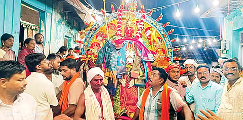 ಕೂಡ್ಲಿಗಿ ಗ್ರಾಮ ದೇವತೆ ಶ್ರೀ ಊರಮ್ಮ ದೇವಿ ಮೂರ್ತಿಯನ್ನು ಮೆರವಣಿಗೆ ಮೂಲಕ ಆಯಾಗಾರರ ಮನೆಗಳಿಗೆ ಉಡಿ ತುಂಬಲು ಕರೆದ್ಯೊಯುತ್ತಿರುವುದು.