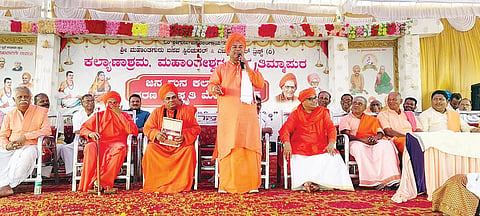 ಮುದಗಲ್ ಸಮೀಪದ ತಿಮ್ಮಾಪುರದ ಶ್ರೀ ಮಹಾಂತೇಶ್ವರ ಮಠದಲ್ಲಿ ಹಮ್ಮಿಕೊಂಡಿದ್ದ ಜನಮನ ಕಲ್ಯಾಣ ಮಹೋತ್ಸವ ಕಾರ್ಯಕ್ರಮದಲ್ಲಿ ಅಥಣಿಯ ಮೋಟಗಿ ಮಠದ ಪ್ರಭು ಚನ್ನಬಸವ ಸ್ವಾಮೀಜಿ ಮಾತನಾಡಿದರು. ಸಿದ್ದಯ್ಯಕೋಟೆಯ ಶ್ರೀಗಳು, ಬಸವಲಿಂಗ ಸ್ವಾಮೀಜಿ, ಮಾಜಿ ಸಂಸದ ಕೆ.ವಿರೂಪಾಕ್ಷಪ್ಪ, ಮಹಾಂತ ಸ್ವಾಮೀಜಿ ಇತರರಿದ್ದರು.