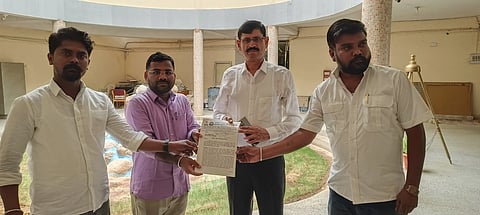 ರಾಯಚೂರಿನಲ್ಲಿ ಎಸ್ಪಿ ಪುಟ್ಟಮಾದಯ್ಯಗೆ ದೇವದುರ್ಗ ತಾಲೂಕು ಭೀಮ್ ಆರ್ಮಿ ಸಂಘಟನೆ ಶನಿವಾರ ಮನವಿ ಸಲಿಲಸಿತು. ಜಿಲ್ಲಾಧ್ಯಕ್ಷ ಪ್ರವೀಣ್‌ಕುಮಾರ್, ತಾಲೂಕು ಅಧ್ಯಕ್ಷ ವಿಶ್ವನಾಥ ಬಲ್ಲಿದವ್, ಪ್ರಧಾನ ಕಾರ್ಯದರ್ಶಿ ಮೋಹನ್ ಬಲ್ಲಿದವ್ ಇತರರಿದ್ದರು.
