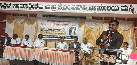 ಮಸ್ಕಿ ತಾಲೂಕು ವಕೀಲರ ಸಂಘದಿಂದ ಹಮ್ಮಿಕೊಂಡಿದ್ದ ಬೀಳ್ಕೊಡುಗೆ ಕಾರ್ಯಕ್ರಮದಲ್ಲಿ ನ್ಯಾಯಾಧೀಶ ಅಚ್ಚಪ್ಪ ದೊಡ್ಡಬಸವರಾಜ ಮಾತನಾಡಿದರು. ಸಂಘದ ಅಧ್ಯಕ್ಷ ರಾಮಣ್ಣ ನಾಯಕ, ಹಿರಿಯ ವಕೀಲರಾದ ಚನ್ನಪ್ಪ ಹರಸೂರು, ಈಶಪ್ಪ ದೇಸಾಯಿ, ಅಮರೇಗೌಡ ತಿಮ್ಮಾಪುರ, ಆನಂದ ರಾಠೋಡ, ಪ್ರಮುಖರಾದ ಎಸ್.ಎಸ್.ಕುಲಕರ್ಣಿ, ವೆಂಕೋಬ ದೇಸಾಯಿ ಇತರರಿದ್ದರು.