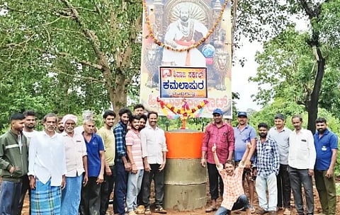 ಸೊರಬ ಚಂದ್ರಗುತ್ತಿ ಸಮೀಪದ ಕಮಲಾಪುರ ಗ್ರಾಮದ ವೃತ್ತಕ್ಕೆ ಗ್ರಾಮಸ್ಥರು ಶಿವಾಜಿ ಸರ್ಕಲ್ ಎಂದು ನಾಮಕರಣ ಮಾಡಿದರು. ಗೋಪಿ, ದತ್ತು, ಶಿವಣ್ಣ, ಮುರಳಿ, ರಾಮಣ್ಣ ಗದ್ದೆಮನೆ, ಎಂ.ಕೆ.ಸಚಿನ್, ಶೇಖರ್ ಇತರರಿದ್ದರು.