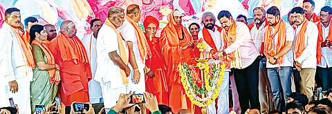 ಪಟ್ಟಣದಲ್ಲಿ ನಡೆದ ಬಸವ ಜಯಂತಿ ಕಾರ್ಯಕ್ರಮವನ್ನು ಬಿಜೆಪಿ ರಾಜ್ಯಾಧ್ಯಕ್ಷ ಬಿ.ವೈ.ವಿಜಯೇಂದ್ರ, ಅರಣ್ಯ ಸಚಿವ ಈಶ್ವರ್ ಖಂಡ್ರೆ ಹಾಗೂ ಸುತ್ತೂರು ಶ್ರೀಗಳು ಉದ್ಘಾಟಿಸಿದರು. ಶಾಸಕ ದರ್ಶನ್ ಧ್ರುವನಾರಾಯಣ, ಗಣೇಶ್ ಪ್ರಸಾದ್ ಸೇರಿದಂತೆ ಇನ್ನಿತರರು ಇದ್ದರು.
